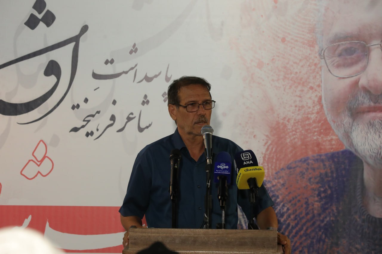 افشین علاء شاعری زمانشناس و متعهد به ارزشهای معنوی و انقلابی است افشین علاء شاعری زمانشناس و متعهد به ارزشهای معنوی و انقلابی است