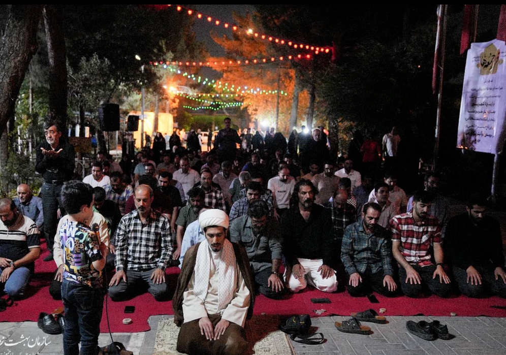 برپایی نماز جماعت با حضور گسترده زائران در گلزار شهدای بهشت زهرا (س) برپایی نماز جماعت با حضور گسترده زائران در گلزار شهدای بهشت زهرا (س)