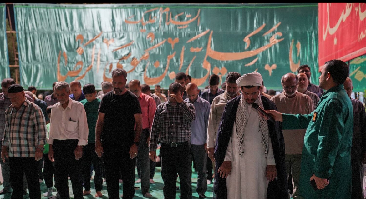 برپایی نماز جماعت با حضور گسترده زائران در گلزار شهدای بهشت زهرا (س) برپایی نماز جماعت با حضور گسترده زائران در گلزار شهدای بهشت زهرا (س)