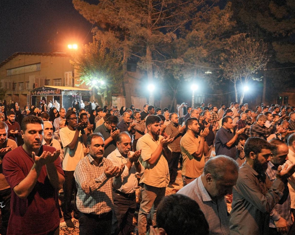 برپایی نماز جماعت با حضور گسترده زائران در گلزار شهدای بهشت زهرا (س) برپایی نماز جماعت با حضور گسترده زائران در گلزار شهدای بهشت زهرا (س)