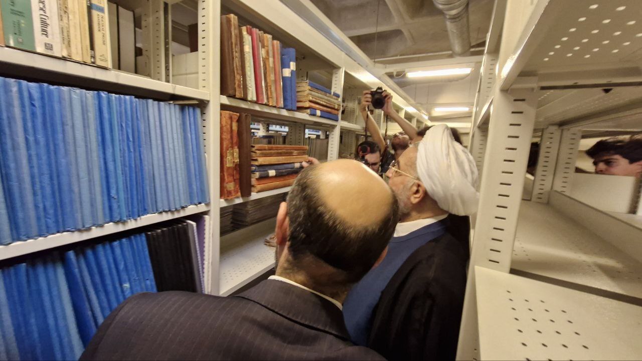 حسن روحانی ۲۵ هزار نسخه کتاب را به سازمان اسناد و کتابخانه ملی اهدا کرد
