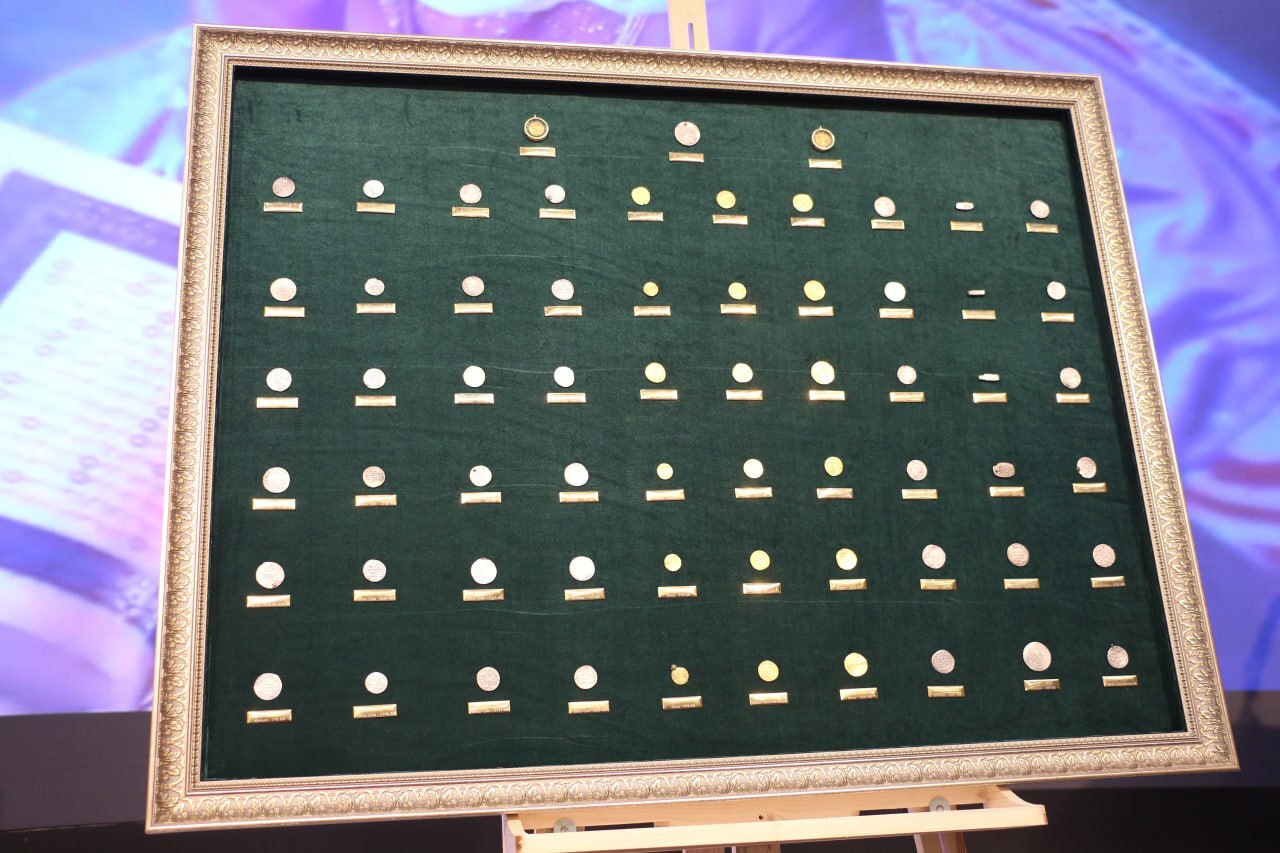 رونمایی از ۶۳ سکه منقش به نام پیامبر اکرم (ص)، از هخامنشیان تا قاجار