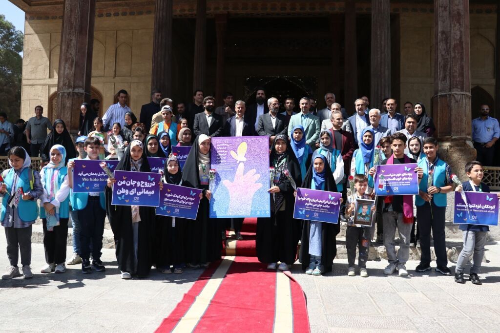 رونمایی از پوستر جشنواره فیلمهای کودکان و نوجوانان توسط فرزندان شهدای جنگ ۱۲روزه رونمایی از پوستر جشنواره فیلمهای کودکان و نوجوانان توسط فرزندان شهدای جنگ ۱۲روزه