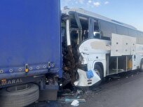 تصادف اتوبوس و تریلی در جاده آرادان-گرمسار با ۲۱ مصدوم