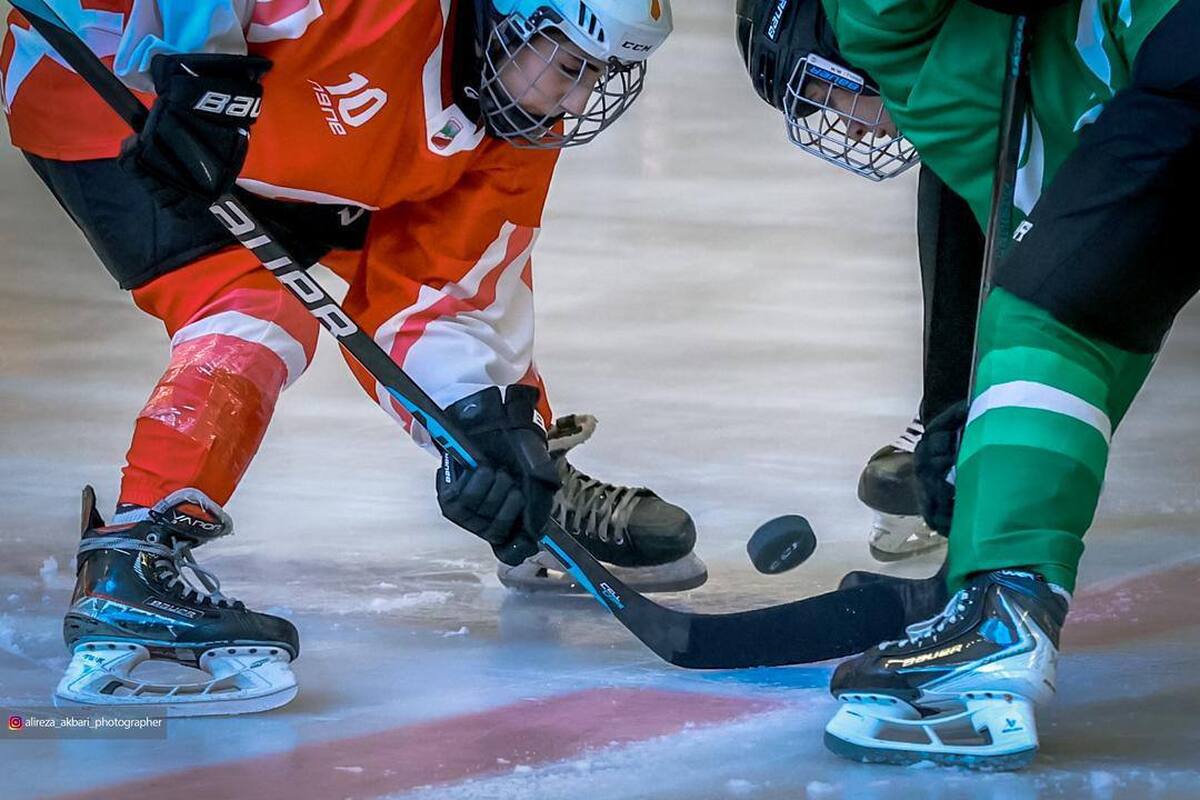 برگزاری همزمان دو مسابقه هاکی در دو پیست استاندارد المپیکی