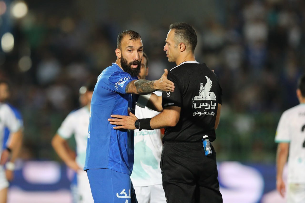 از شعار هواداران پرسپولیس علیه هاشمیان تا خودزنی ملی پوش استقلال/ فرار از مرگ تماشاگران فجرسپاسی