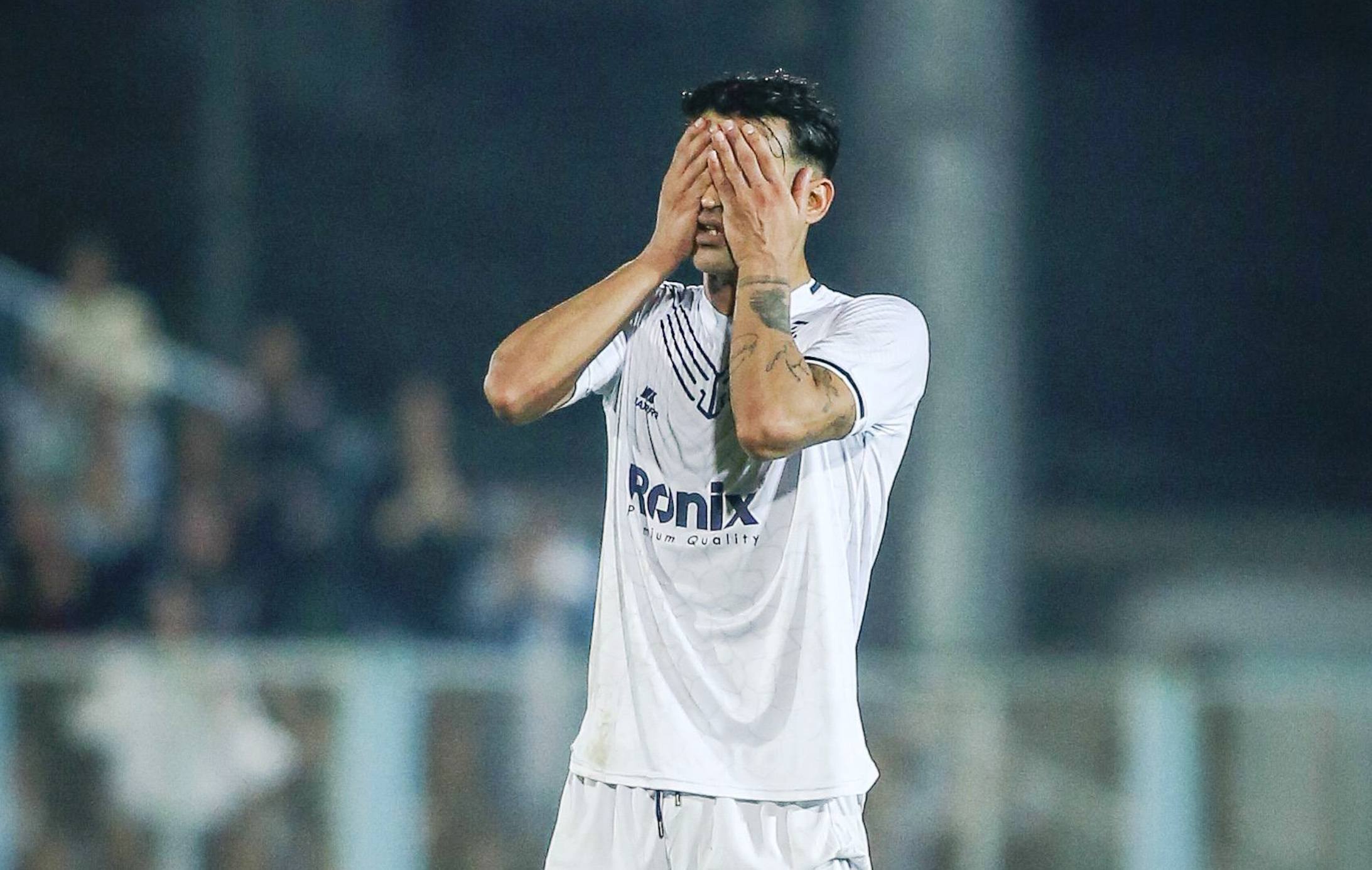 از شعار هواداران پرسپولیس علیه هاشمیان تا خودزنی ملی پوش استقلال/ فرار از مرگ تماشاگران فجرسپاسی