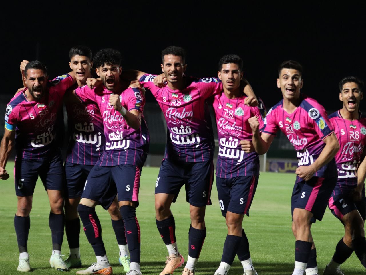 از شعار هواداران پرسپولیس علیه هاشمیان تا خودزنی ملی پوش استقلال/ فرار از مرگ تماشاگران فجرسپاسی