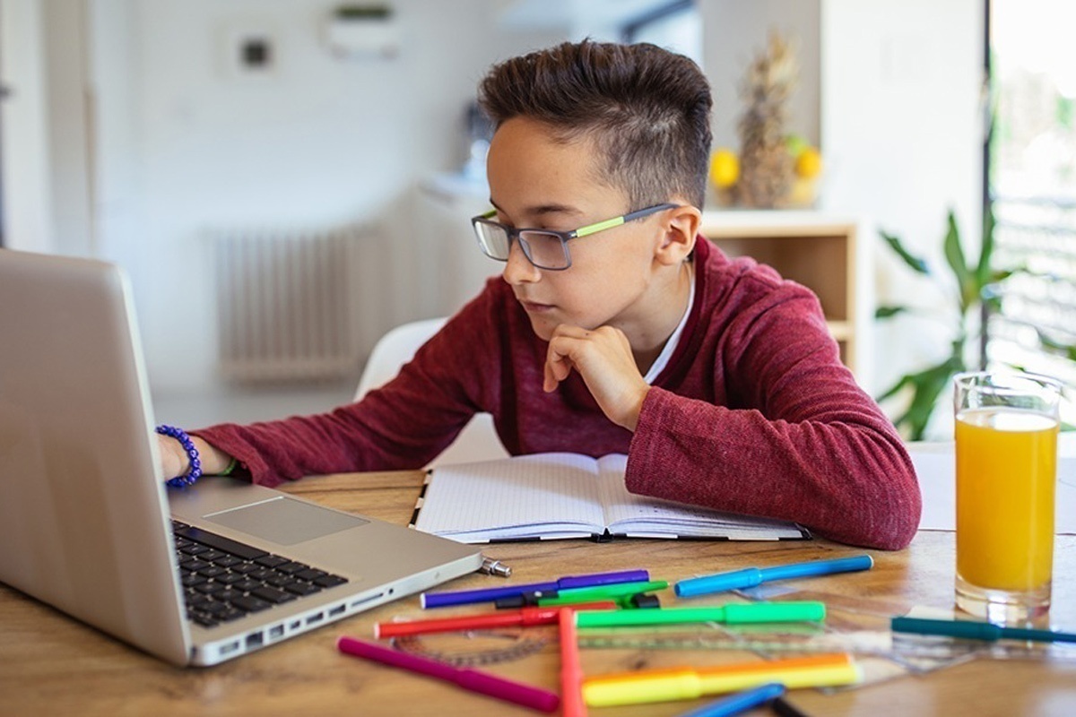 اصلاح اساسنامه مدارس مجازی؛ پایان فعالیت مدارس بزرگسال دولتی تا سال ۱۴۰۶