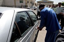 دستبند پلیس بر دستان سارقان لوازم خودرو