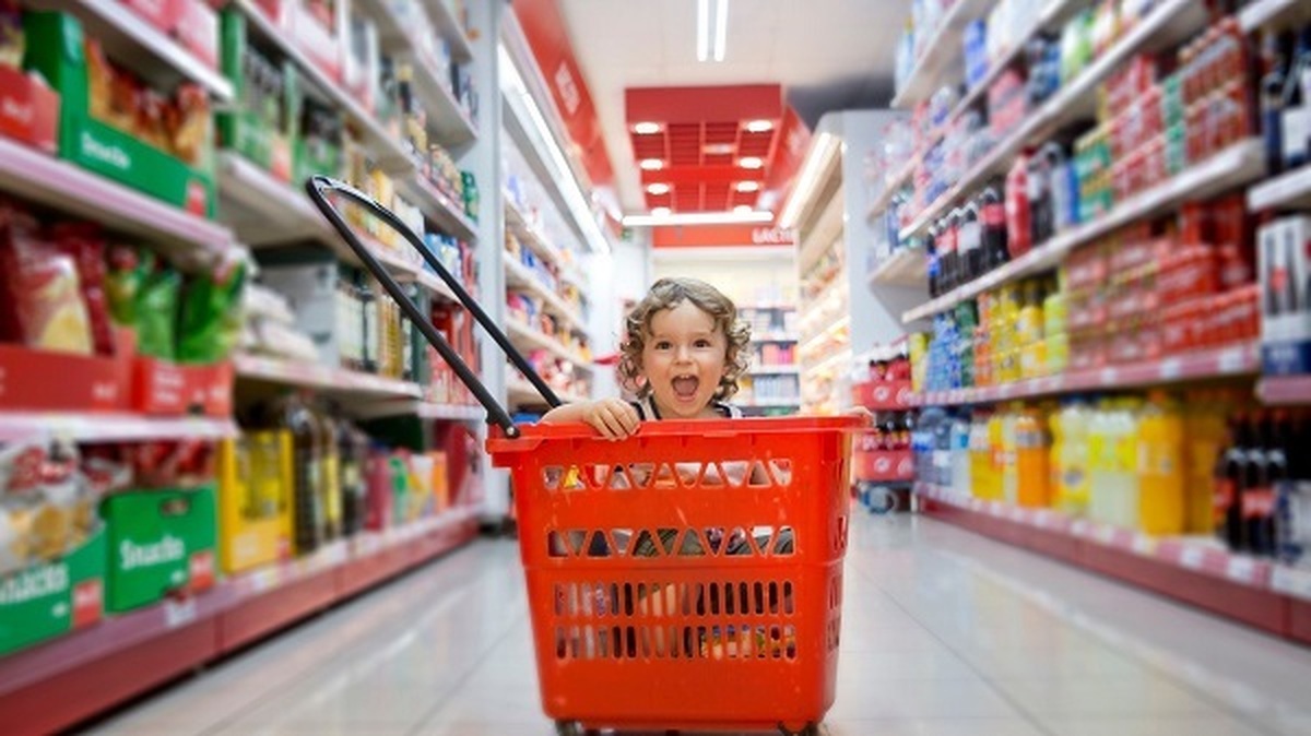 کودکان و «اقتصاد توجه»: وقتی زمان و ذهن کودک کالای تجاری می‌شود