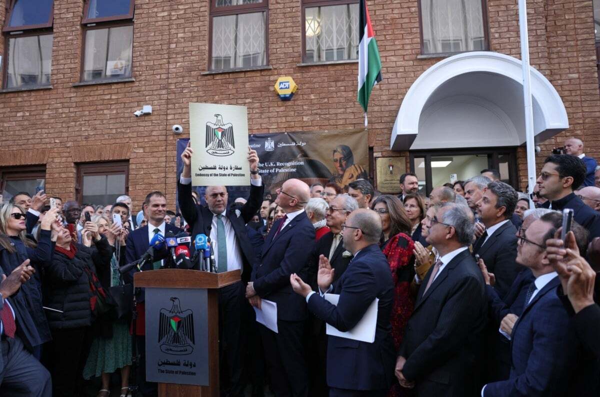 پرچم فلسطین در لندن برافراشته شد؛ نمایندگی فلسطین رسماً سفارت شد