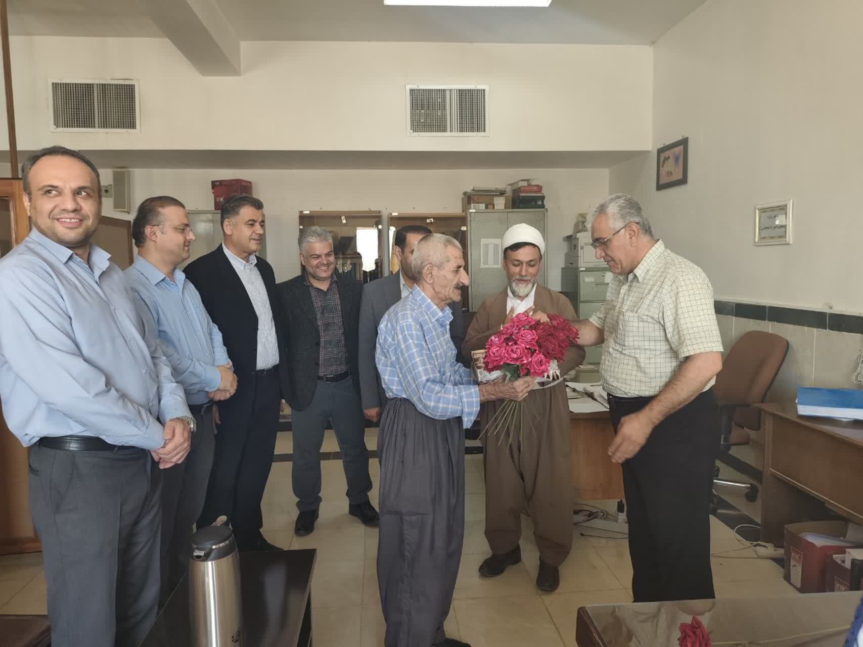 رئیس دانشگاه آزاد بوکان خطاب به کارمندان: ستون‌های اصلی دانشگاه هستید