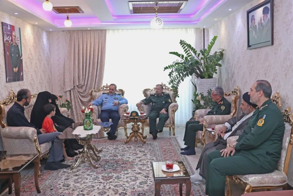 دیدار وزیر دفاع با خانواده شهید سپهبد علی شادمانی