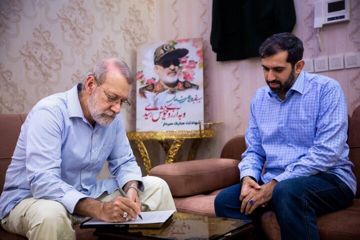 حضور لاریجانی در منزل شهیدان محرابی و شادمانی حضور لاریجانی در منزل شهیدان محرابی و شادمانی