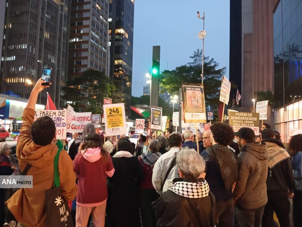 تجمع اعتراضی خبرنگاران برزیلی نسبت به کشتار روزنامه‌نگاران در غزه