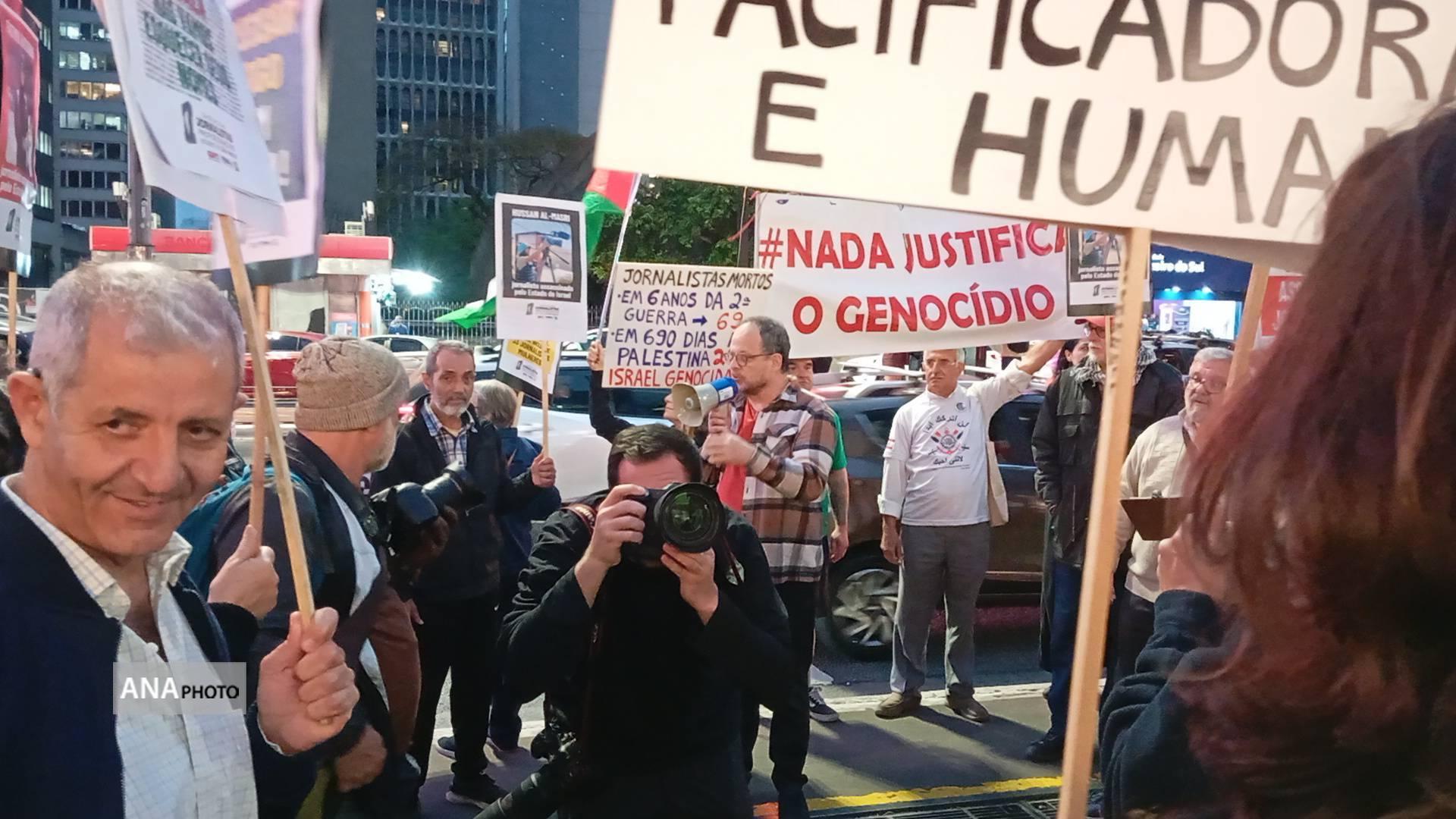 تجمع اعتراضی خبرنگاران برزیلی نسبت به کشتار روزنامهنگاران در غزه تجمع اعتراضی خبرنگاران برزیلی نسبت به کشتار روزنامهنگاران در غزه