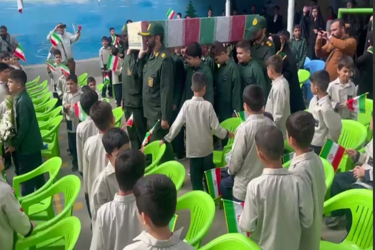 حیاط مدرسه، سنگر ایثار؛ زنگ مهر در کنار تابوت شهید گمنام و یاد شهید دولت‌سرا