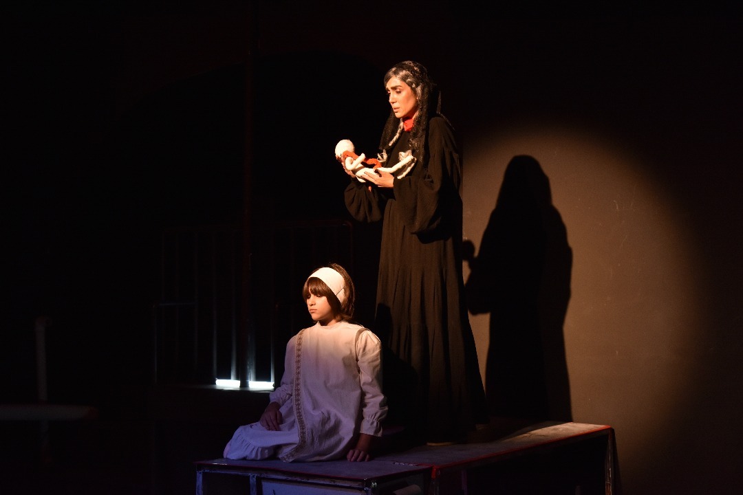 تئاتر با عشق و مقاومت زنده است؛ هیچ چیز جای ارتباط زنده با تماشاگر را نمیگیرد تئاتر با عشق و مقاومت زنده است؛ هیچ چیز جای ارتباط زنده با تماشاگر را نمیگیرد