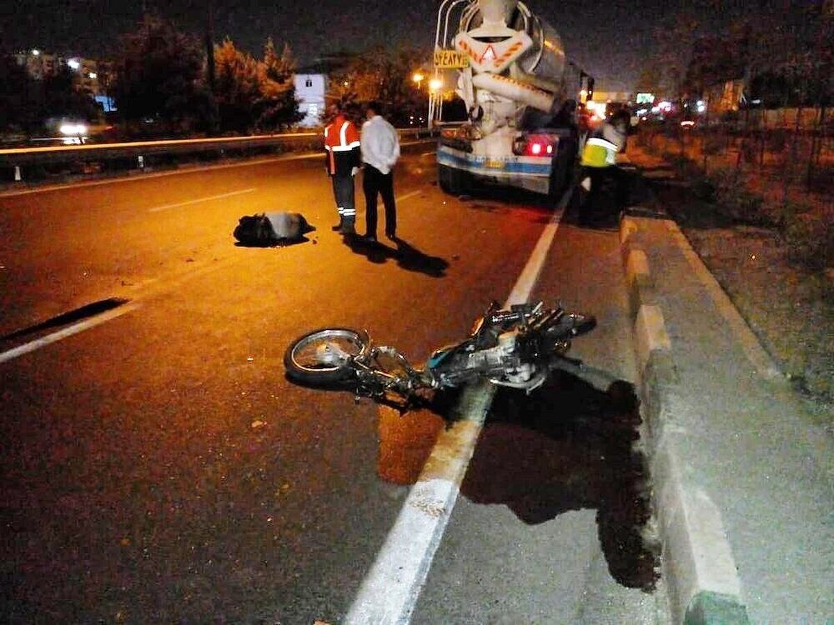 بی‌احتیاطی مرگبار در بزرگراه امام علی (ع)   جان‌باختن موتورسوار به‌دلیل سرعت بالا و نبود کلاه ایمنی