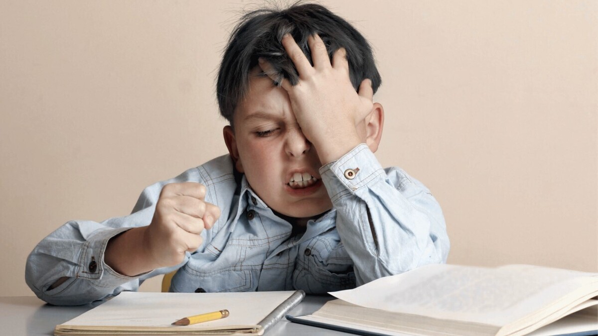 مشق شب؛ پلی میان یادگیری و اضطراب  تکالیف می‌تواند هم عامل رشد باشد هم منبع اشک