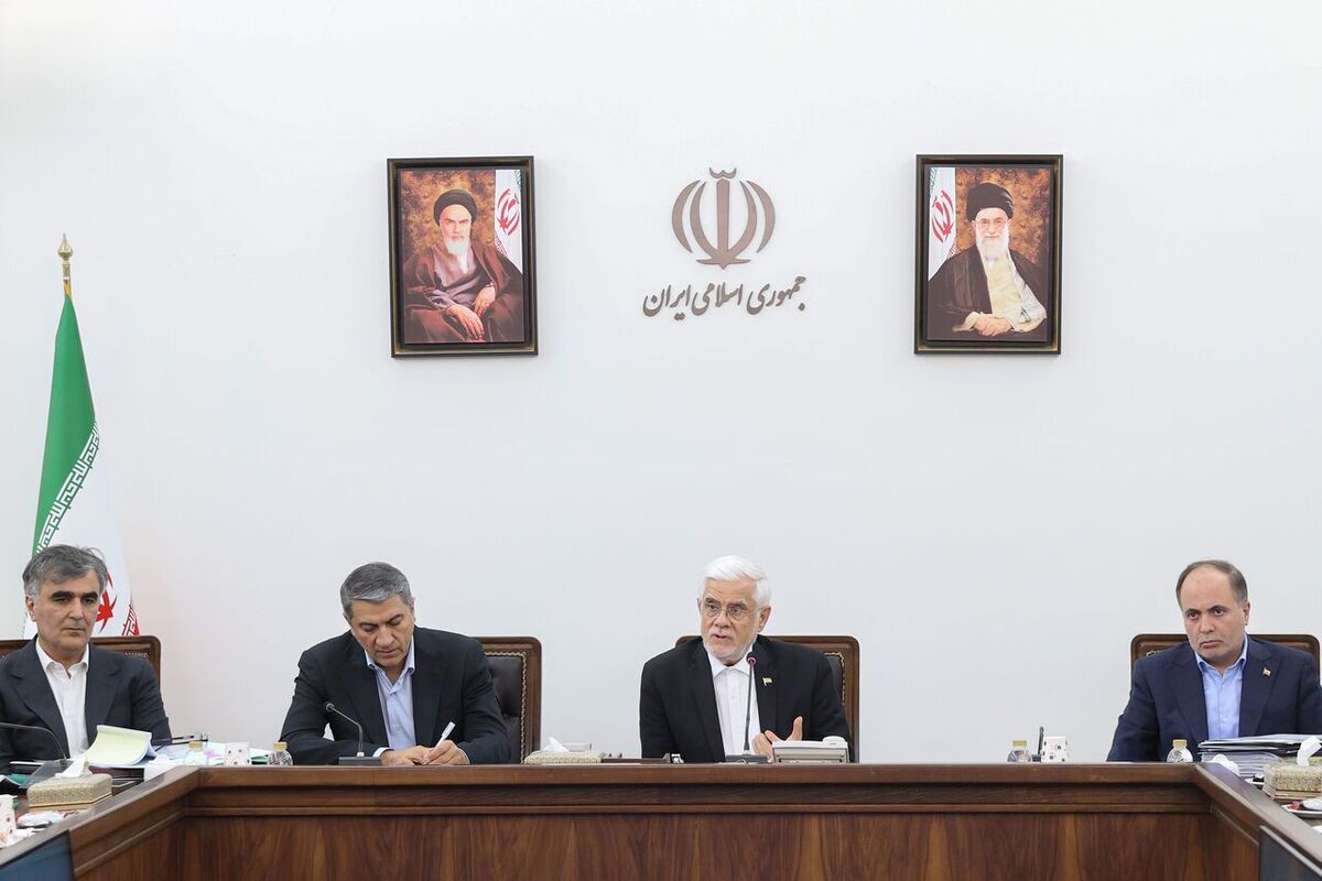 عارف: برای ثبات در بازار به دنبال ایجاد فضای امنیتی نیستیم