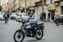 کاهش سن گواهینامه موتورسیکلت؛ فرصت‌های تازه و چالش‌های پیش‌رو