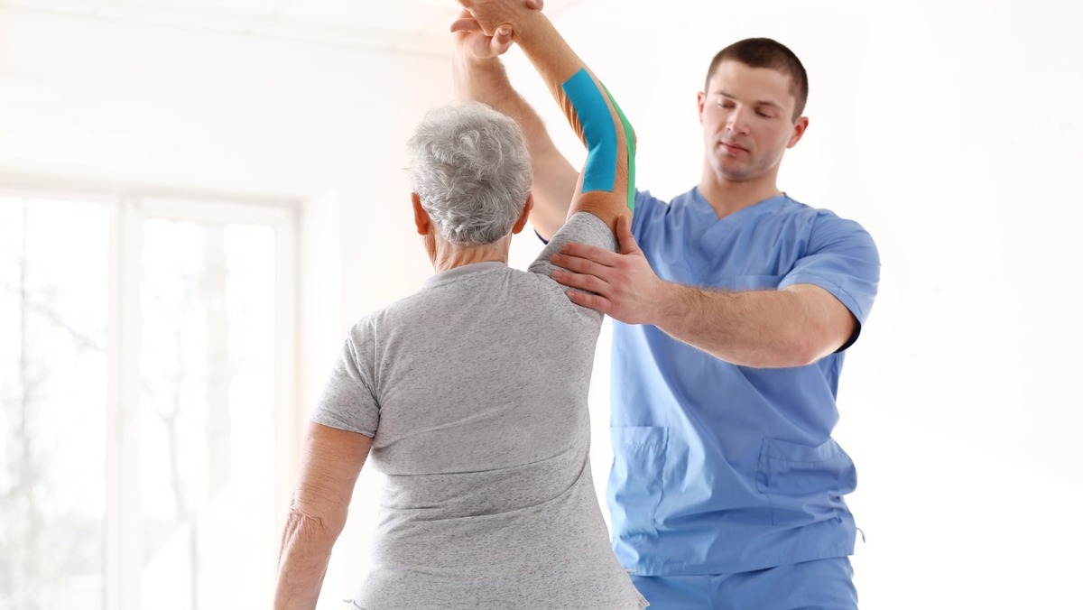 فیزیوتراپی می‌تواند ریسک زمین‌خوردن سالمندان را کاهش دهد