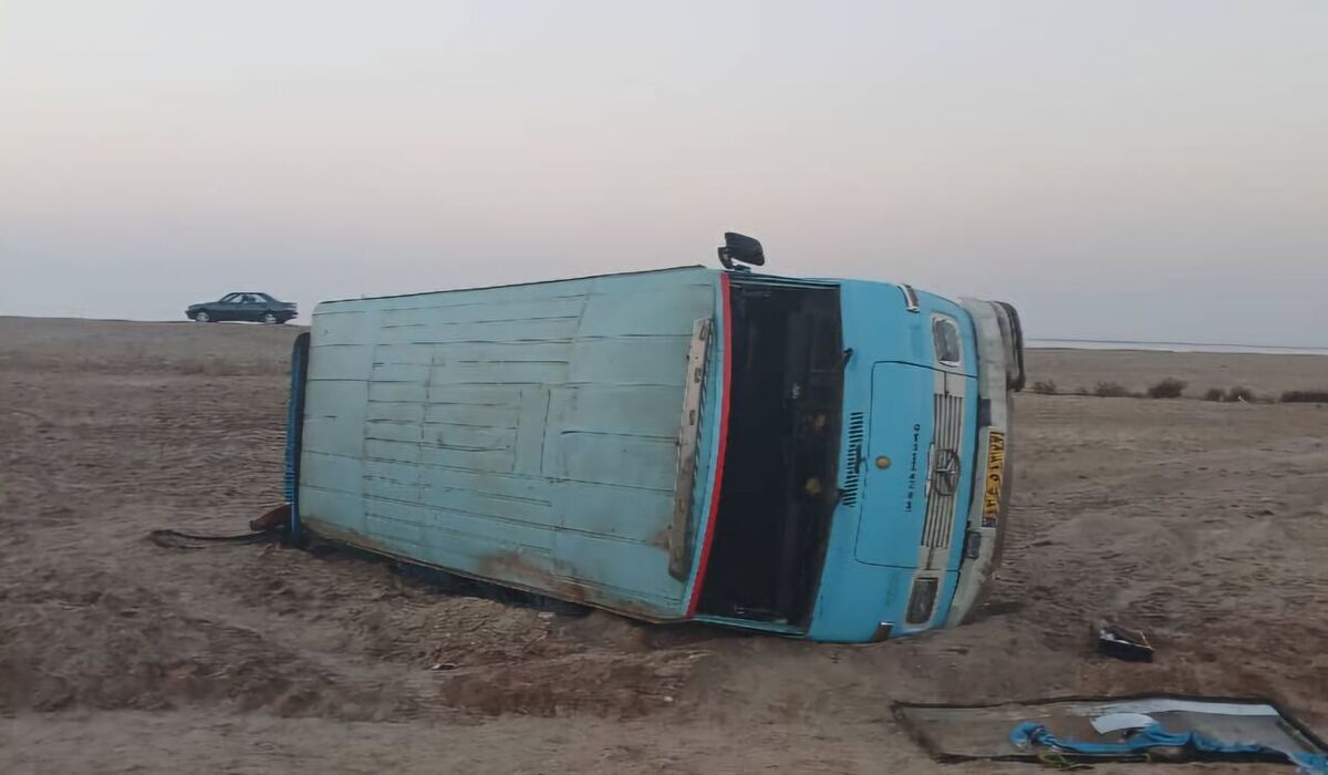 ۱۴ مصدوم در حادثه انحراف از جاده مینی‌بوس در محور آبادان – ماهشهر