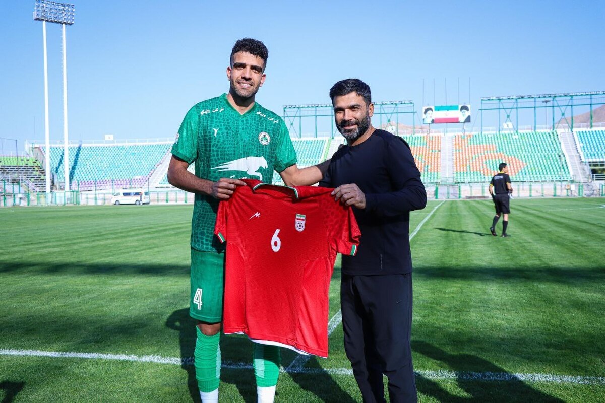 اهدای پیراهن تیم ملی به بازیکن خیّر ذوب‌آهن