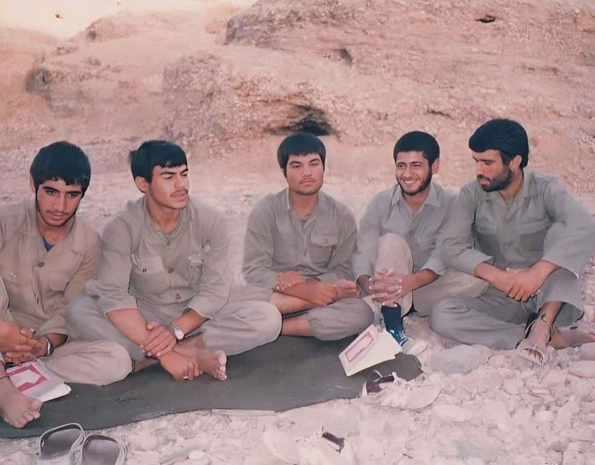 رزمندگان در جبهه اینطور درس میخواندند+ عکس رزمندگان در جبهه اینطور درس میخواندند+ عکس