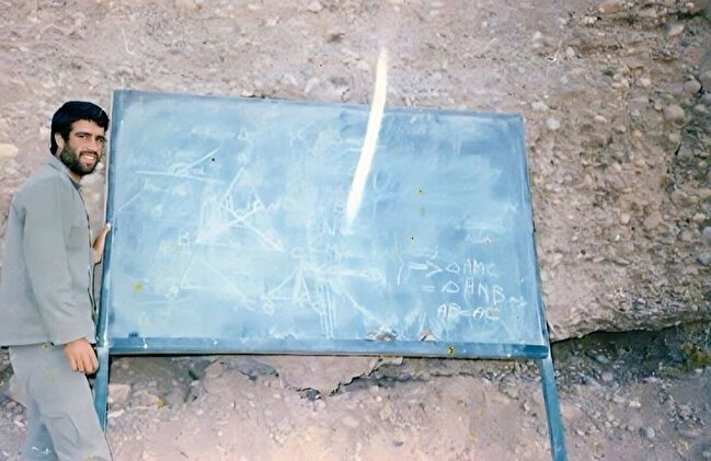 رزمندگان در جبهه اینطور درس می‌خواندند+ عکس 