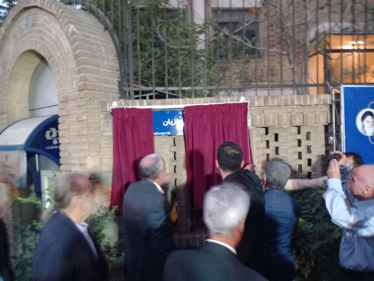 خیابان اصلی میان تئاتر شهر و بنیاد رودکی به نام استاد فریدون شهبازیان نامگذاری شد خیابان اصلی میان تئاتر شهر و بنیاد رودکی به نام استاد فریدون شهبازیان نامگذاری شد