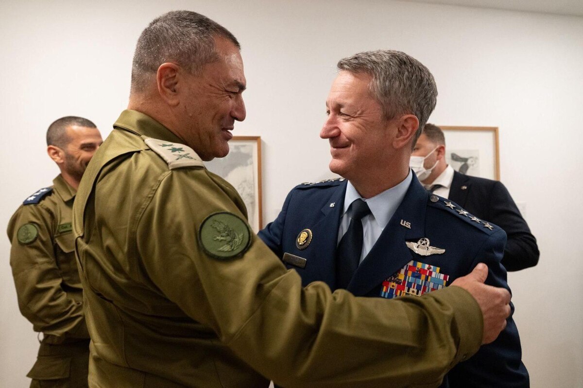 بازگشت ۲۰ اسیر اسراییلی از نوار غزه و دیدار آنان با خانواده‌ها؛ ژنرال‌های اسرائیل و آمریکا تحولات منطقه را بررسی کردند