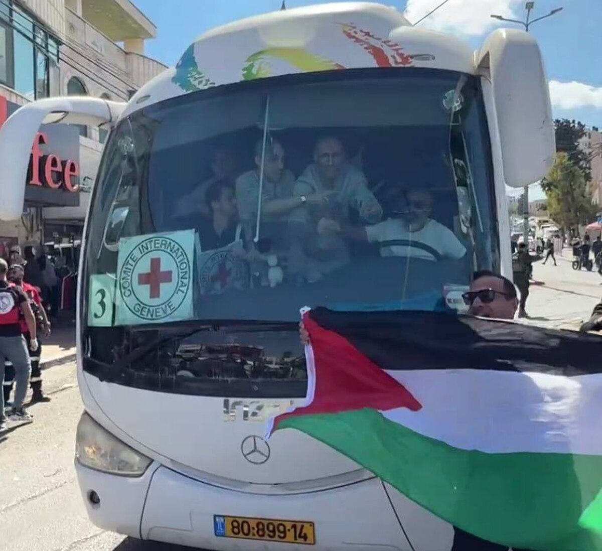 بازگشت اسرای فلسطینی پس از دهه‌ها اسارت؛ جشن و شادی در رام‌الله و خانیونس