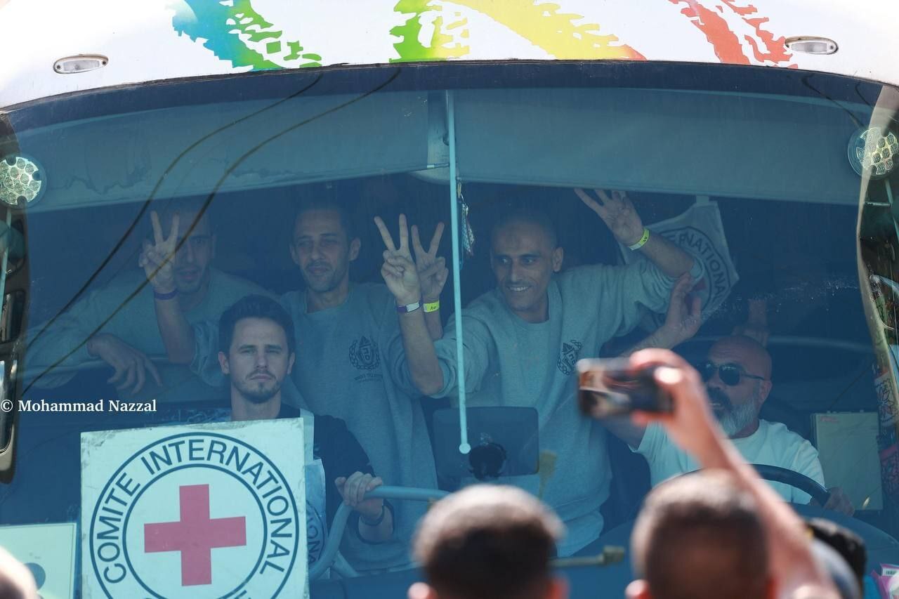 بازگشت اسرای فلسطینی پس از دهه‌ها اسارت؛ جشن و شادی در رام‌الله و خانیونس