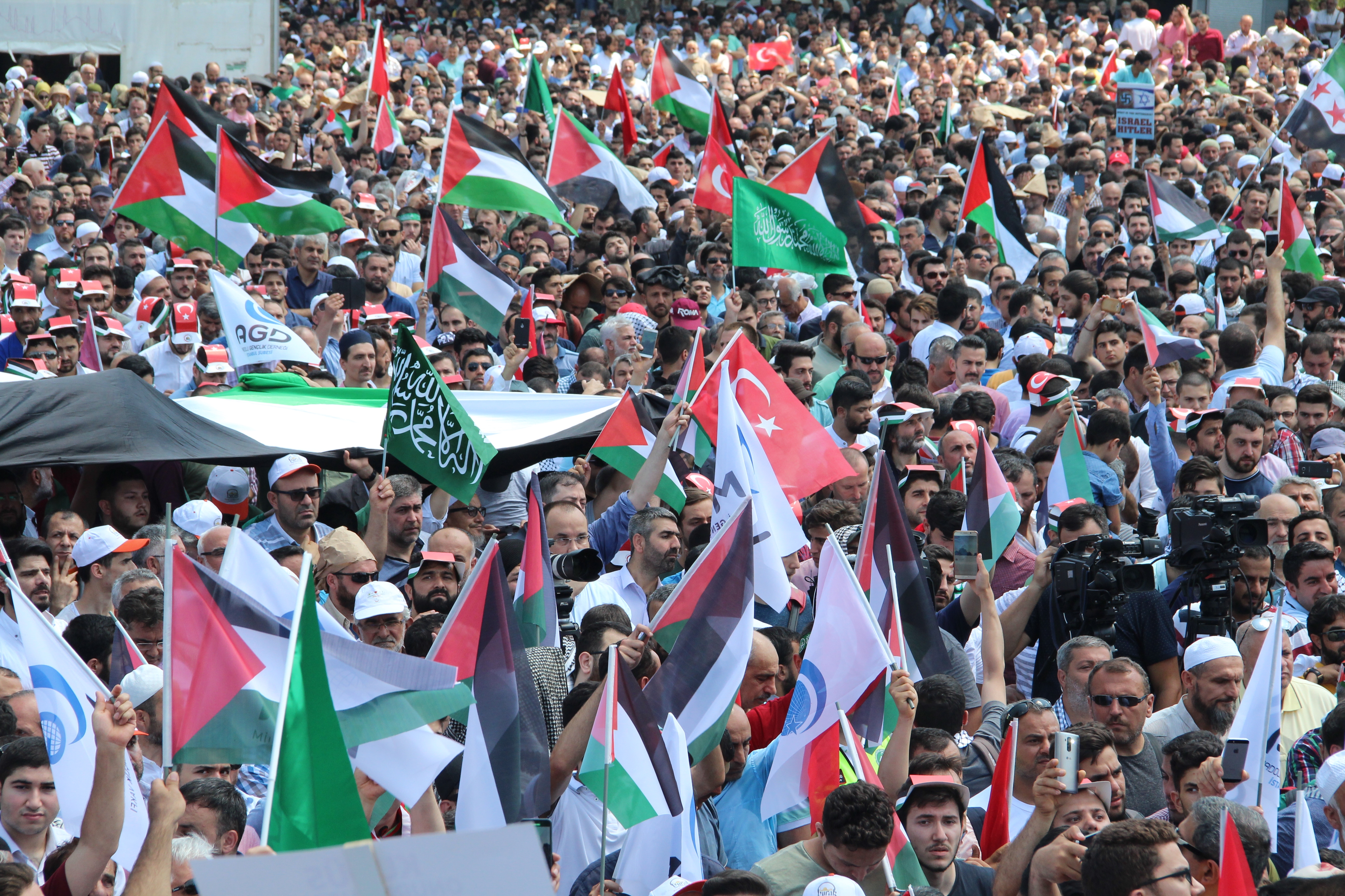 سینمای ایران خلاء فیلم مقاومت را پرکرده است/ استقبال از ترجمه ترکی «خار و میخک» در ترکیه سینمای ایران خلاء فیلم مقاومت را پرکرده است/ استقبال از ترجمه ترکی «خار و میخک» در ترکیه