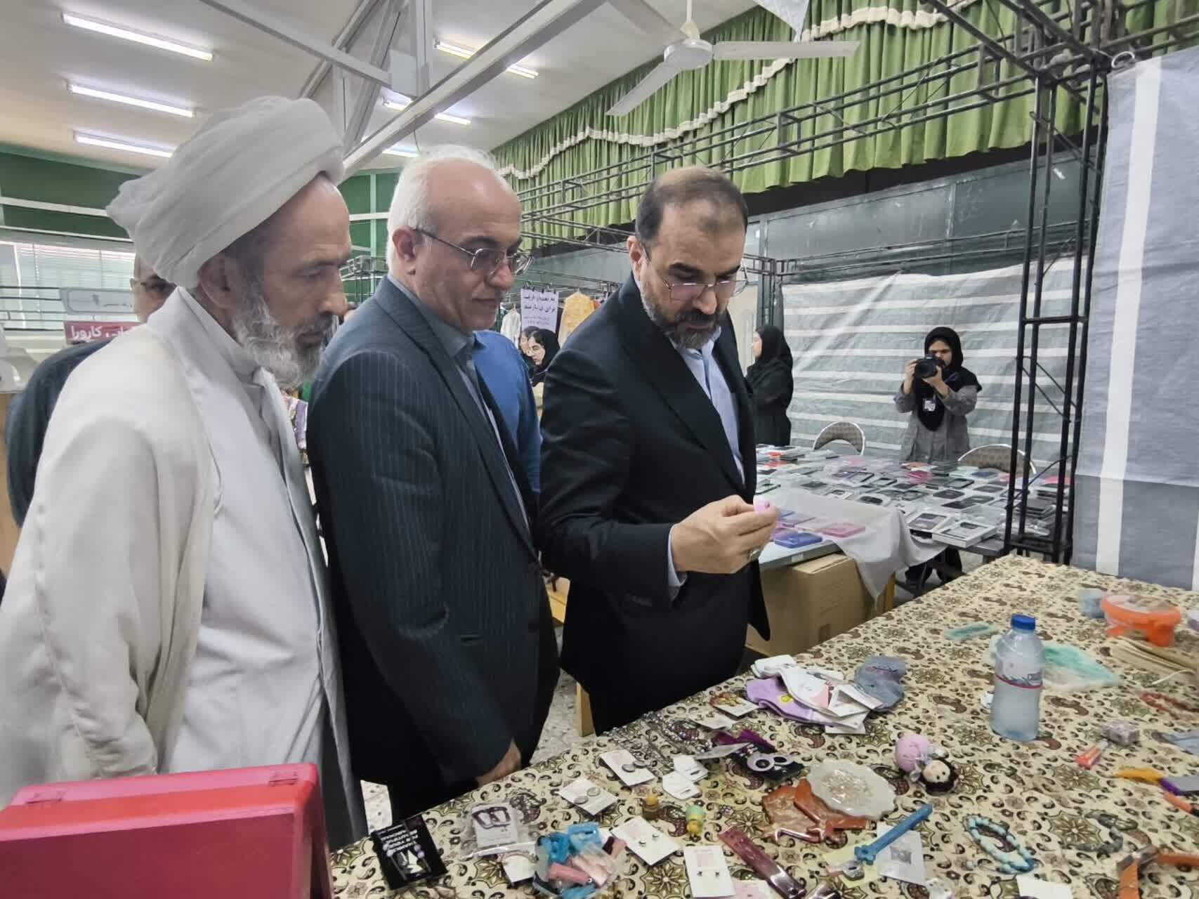 از صنایع پوشاک تا فناوری‌های دیجیتال؛ نمایش توانمندی‌های دانشجویان در نمایشگاه اشتغال و کارآفرینی