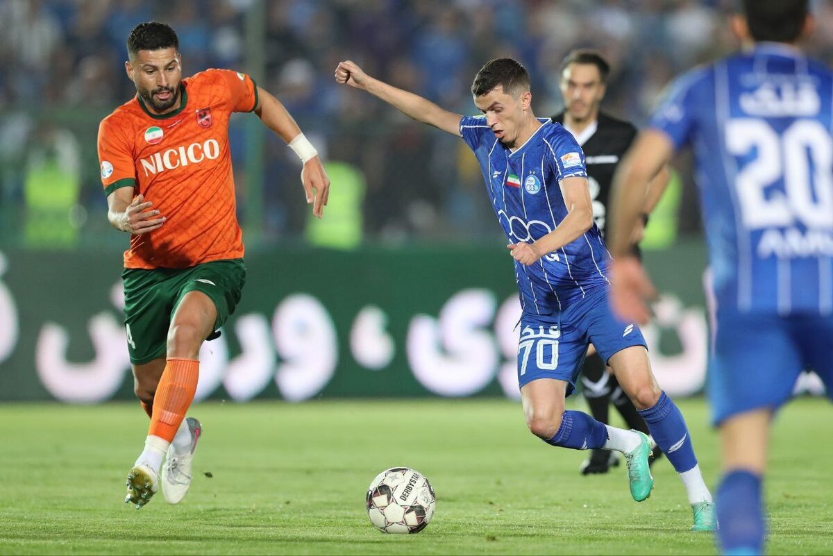 روانخواه بازی استقلال را از نزدیک مشاهده کرد  اخراج دستیار خطیبی در دقایق پایانی