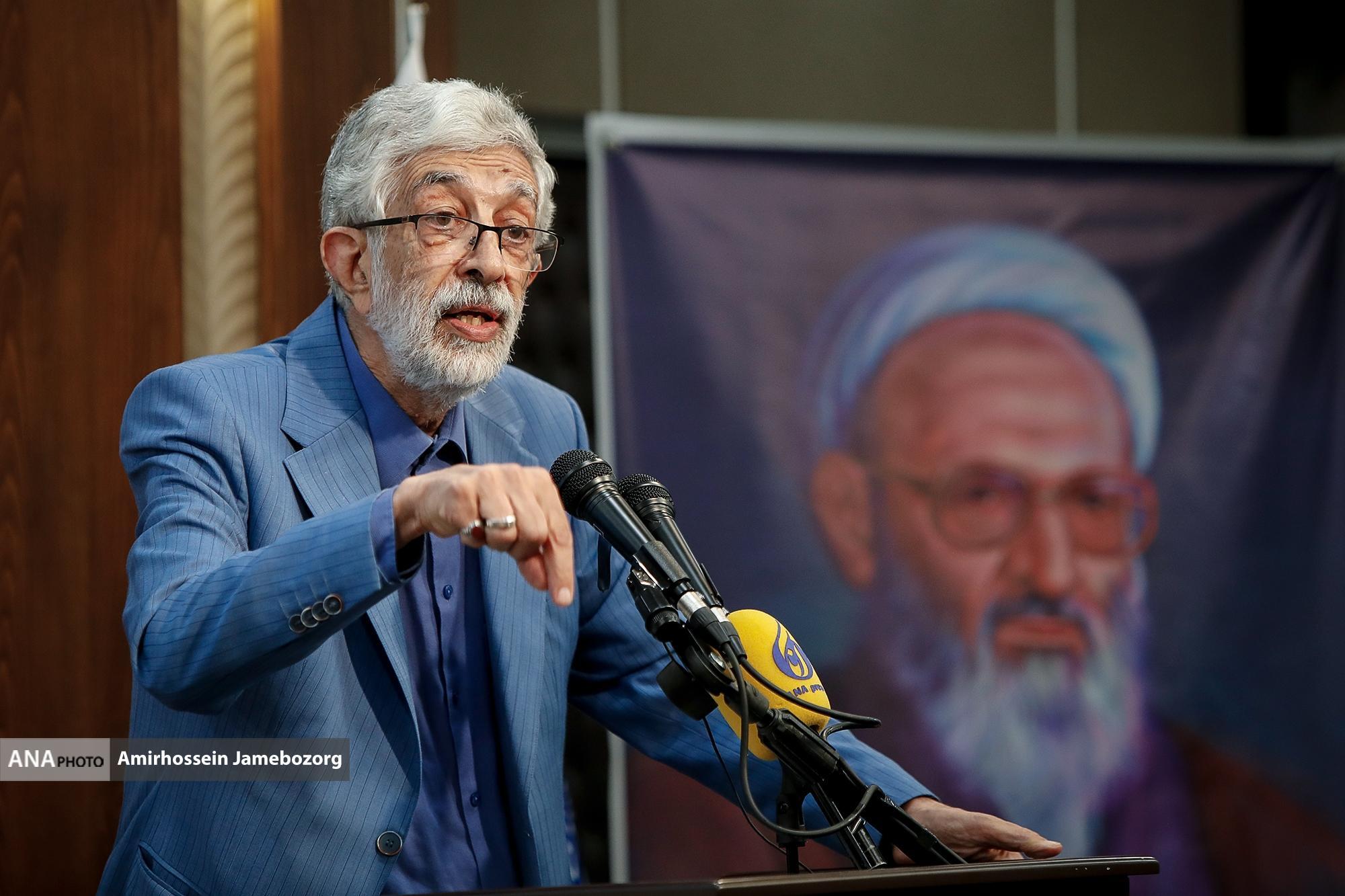 شعر انقلاب دائماً رو به تحول و پیشرفت است شعر انقلاب دائماً رو به تحول و پیشرفت است