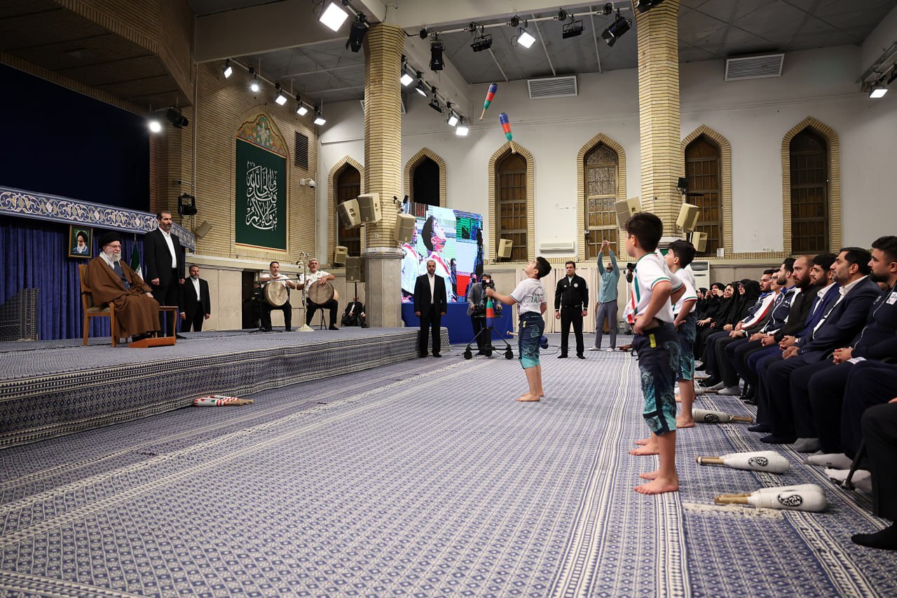 ایران قوی در حسینیه امام خمینی (ره)؛ همت بلند ورزشکاران و لبخند رهبر 