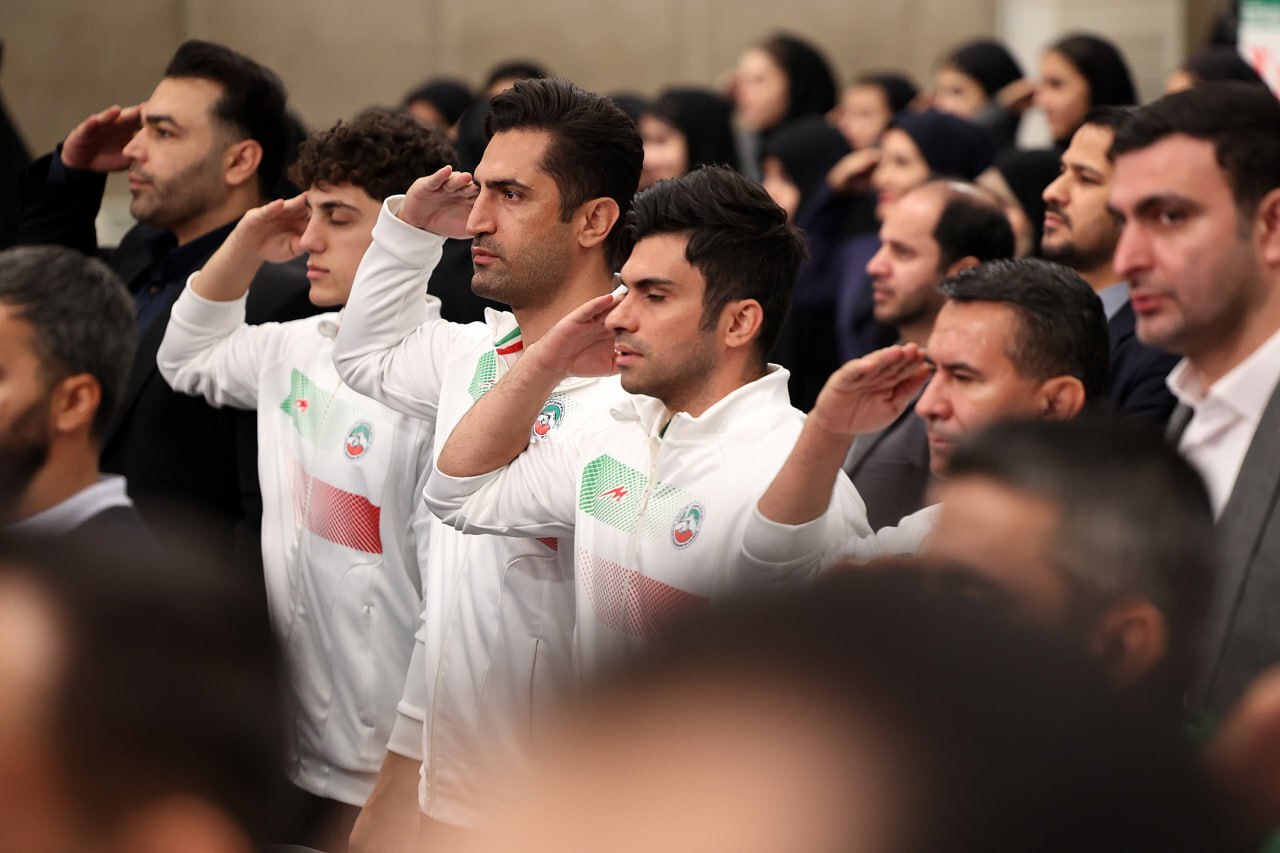 ایران قوی در حسینیه امام خمینی (ره)؛ همت بلند ورزشکاران و لبخند رهبر 