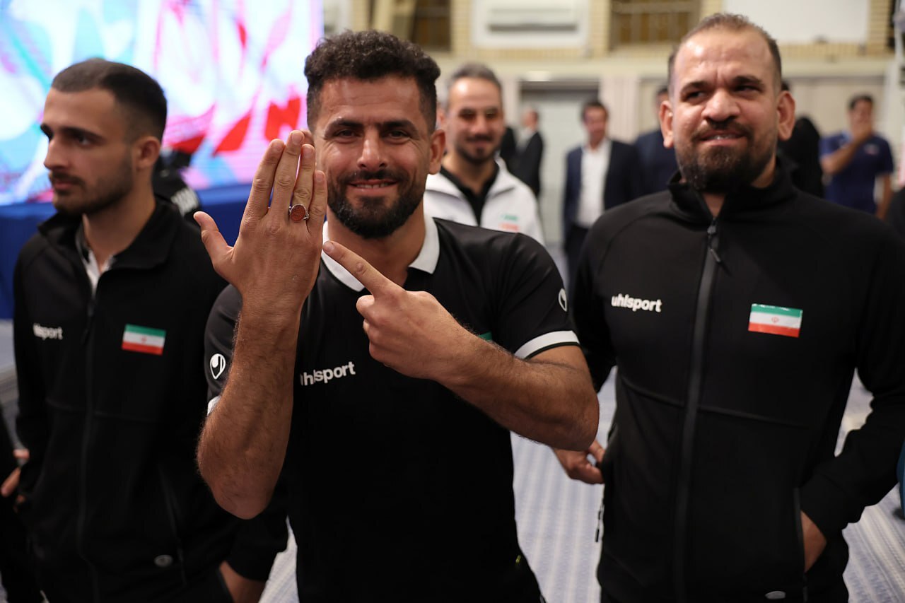 ایران قوی در حسینیه امام خمینی (ره)؛ همت بلند ورزشکاران و لبخند رهبر 