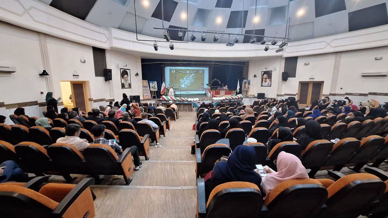 گفتوگو با اولیاء هدایتکننده اصلی برنامههای مدارس و آموزش و پرورش است گفتوگو با اولیاء هدایتکننده اصلی برنامههای مدارس و آموزش و پرورش است