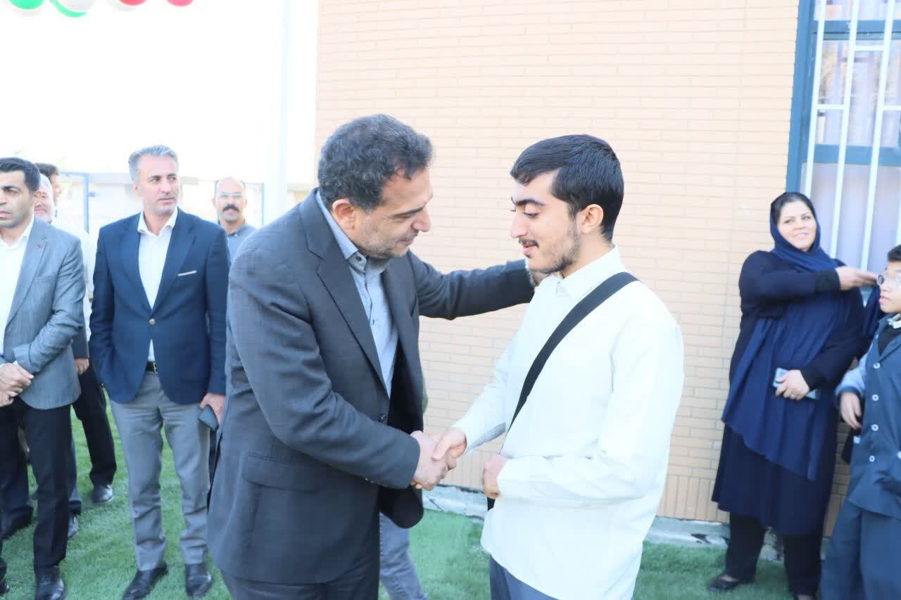 روشندلان، قهرمانان اراده و امید/ افتتاح زمین چمن ورزشی ویژه در مدرسه موسی‌بن‌جعفر (ع)