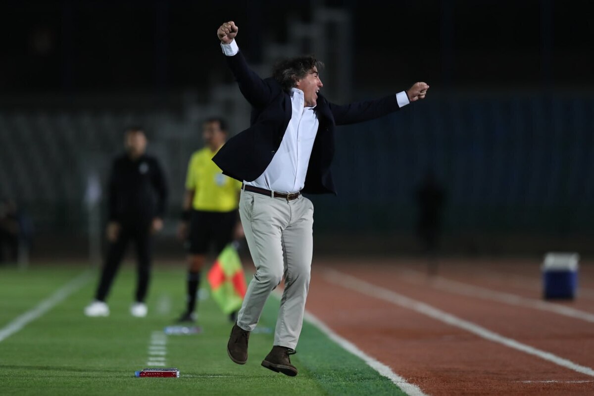 شادی گل خاص ساپینتو و حضور مربیان تیم ملی  هواداران شعار خلیج فارس ایران را سر دادند