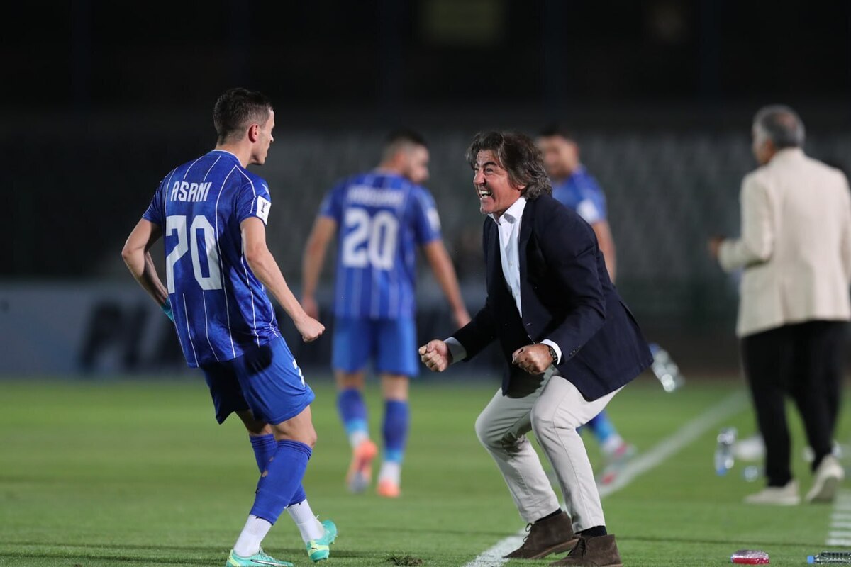 چینی: بازیکنان استقلال حرفه‌ای رفتار کنند  ساپینتو به بازیکنان آماده میدان می‌دهد