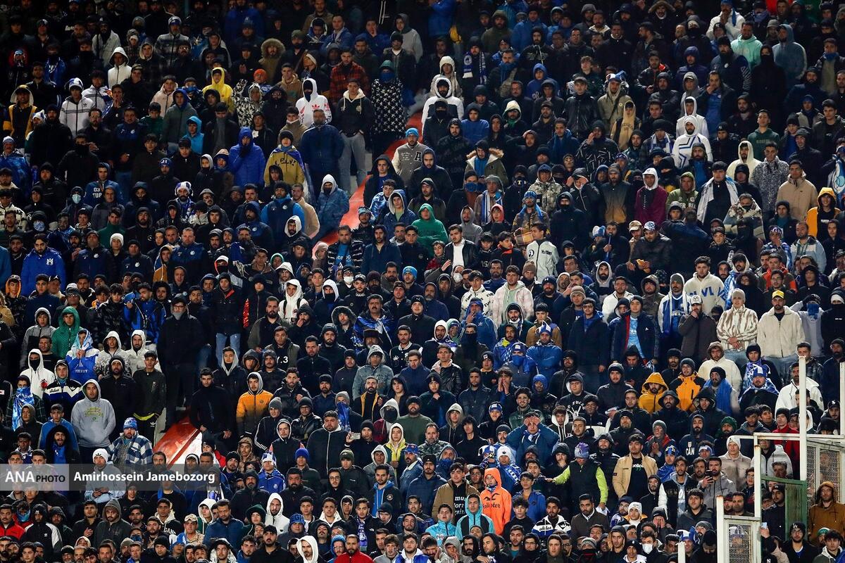 ازدحام هواداران استقلال پشت گیت های ورودی  تشویق خالدآبادی و شجاعیان توسط آبی پوشان +فیلم