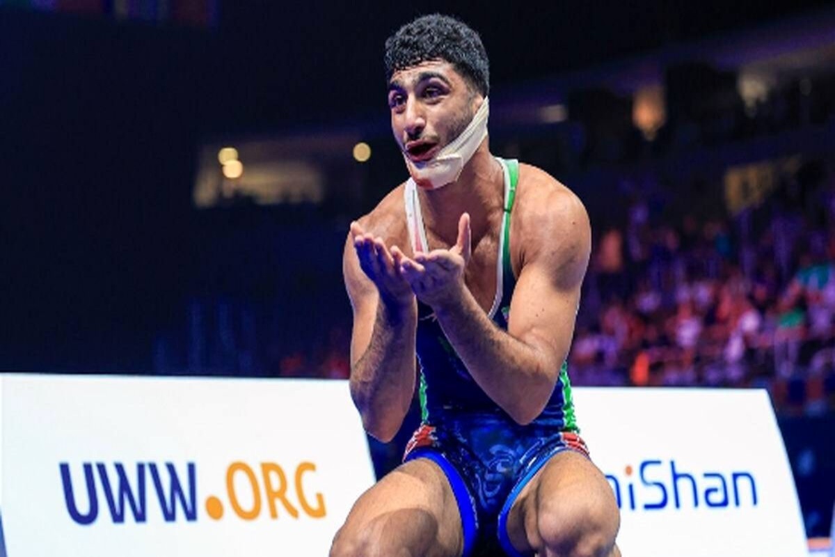 روی سکو به قانم گفتم تو را بخشیدم، اما دوباره کشتی میگیریم/ یک در به رویم بسته شد و درهای دیگر باز/ راه نفسم بسته شده بود روی سکو به قانم گفتم تو را بخشیدم، اما دوباره کشتی میگیریم/ یک در به رویم بسته شد و درهای دیگر باز/ راه نفسم بسته شده بود