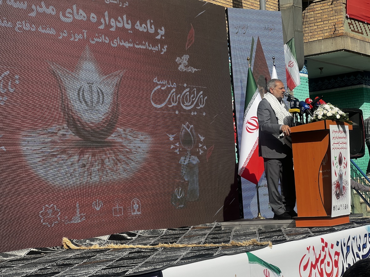 زنده نگه‌داشتن یاد شهدا کمتر از شهادت نیست  آینده انقلاب در دست دانش‌آموزان است